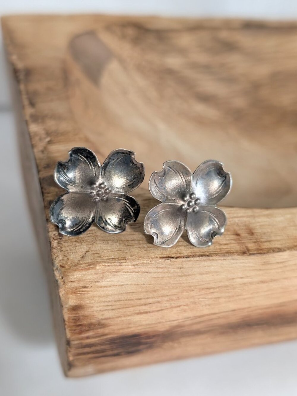 Vintage 925 Sterling Silver STUART NYE Dogwood Flower Screw Back Earrings